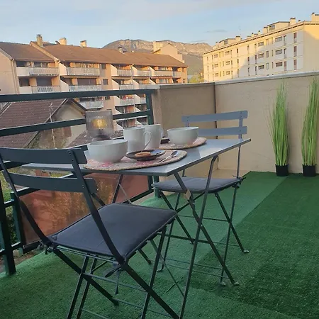 Cozy With Terrace Apartment *